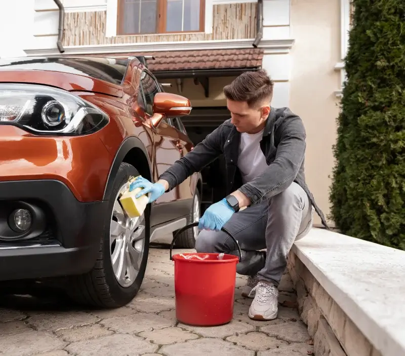 Lavage auto à domicile Périgny : professionnel intervenant sur un véhicule